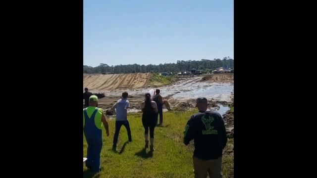 В Америке жених на свадьбе кинул невесту в грязь и прыгнул следом смотреть онлайн