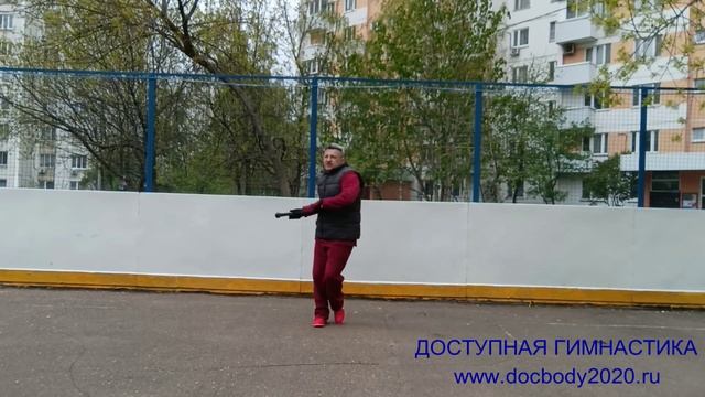 Упражнения с палкой-тростью на спортплощадке (35)