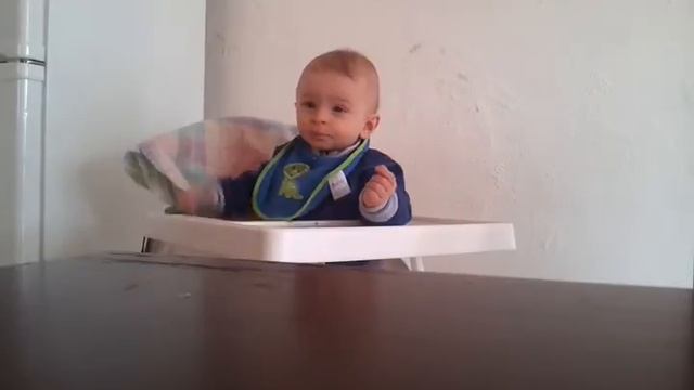 Как оказать первую помощь давящемуся малышу смотреть онлайн