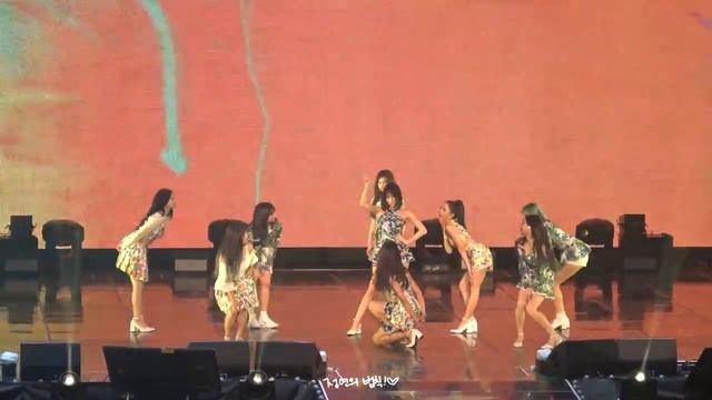 TWICE "LOOK AT ME" Live M/V смотреть онлайн