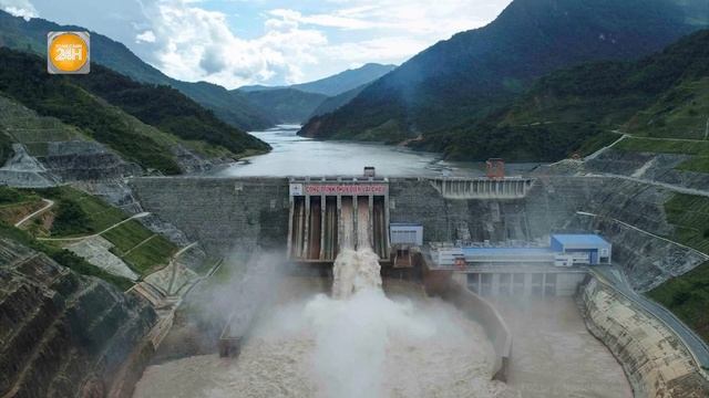 Đất đá ùn ùn đổ sập vùi lấp hàng loạt nhà dân ở Cao Bằng, 5 người thương vong смотреть онлайн