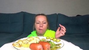 Мукбанг сосиски с беконом ,кабачки жареные, брокколи, огурцы. Еда на камеру.