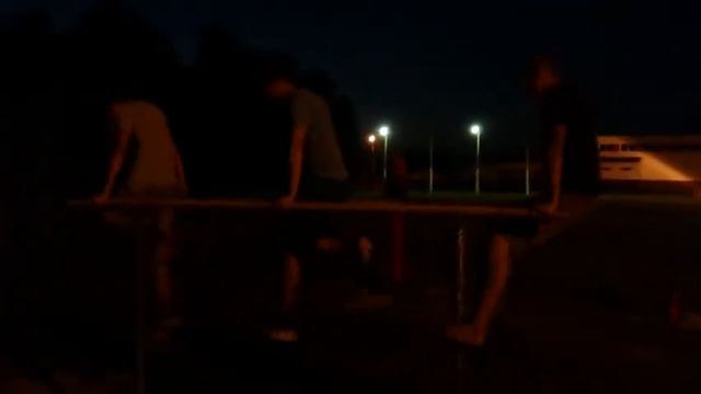 попробуй догони!бег на брусьях.Смешно. смотреть онлайн