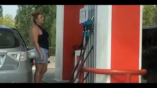 Бабы на заправке полный улет. Авто приколы. The women at the gas station, the most amusing cases. смотреть онлайн