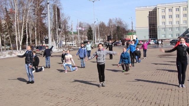 Флешмоб в поддержку фестиваля Чайковского (06.04.2013г.)Часть 2 смотреть онлайн