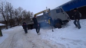 Камаз с кму буксует на ровном месте на лысой резине  ,  откапывали час, кто должен платить за время
