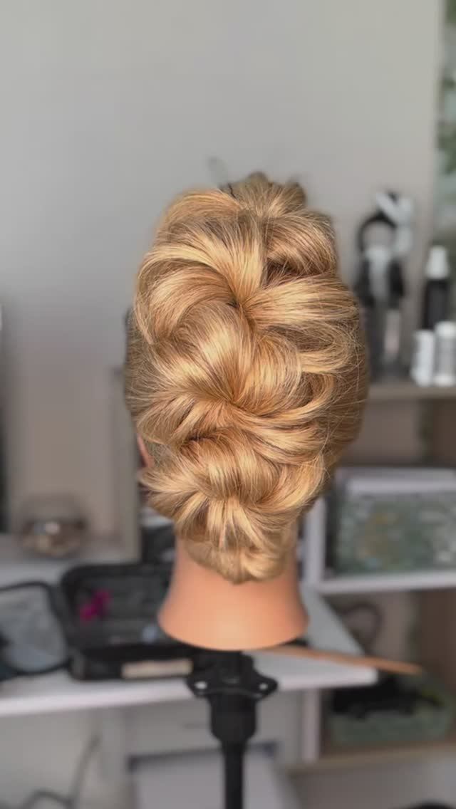 Такую причёску может повторить каждый #прическа #укладка #пучок #локоны #волосы