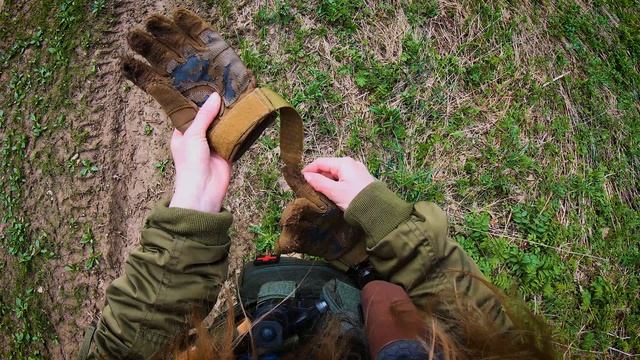 Показываю рваные перчатки