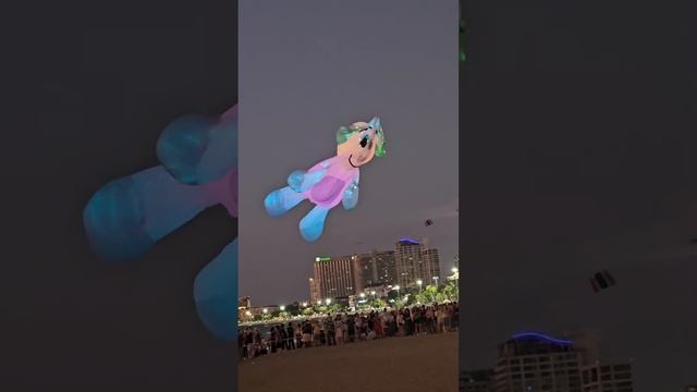 Воздушные змеи в Паттайе, показывает Индия.