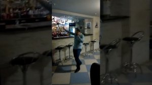 Парень круто танцует в баре (The guy dances at the bar). KNS