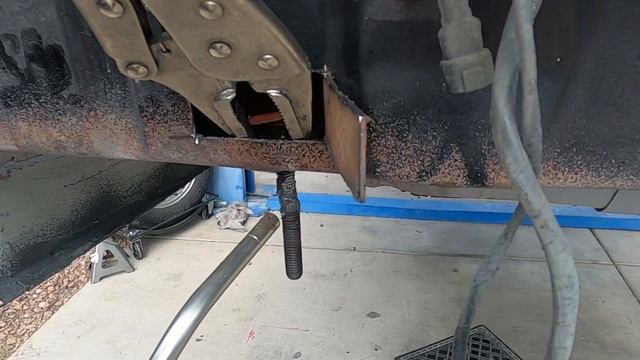 REMOVING BODY MOUNT BOLT THAT SPINS смотреть онлайн