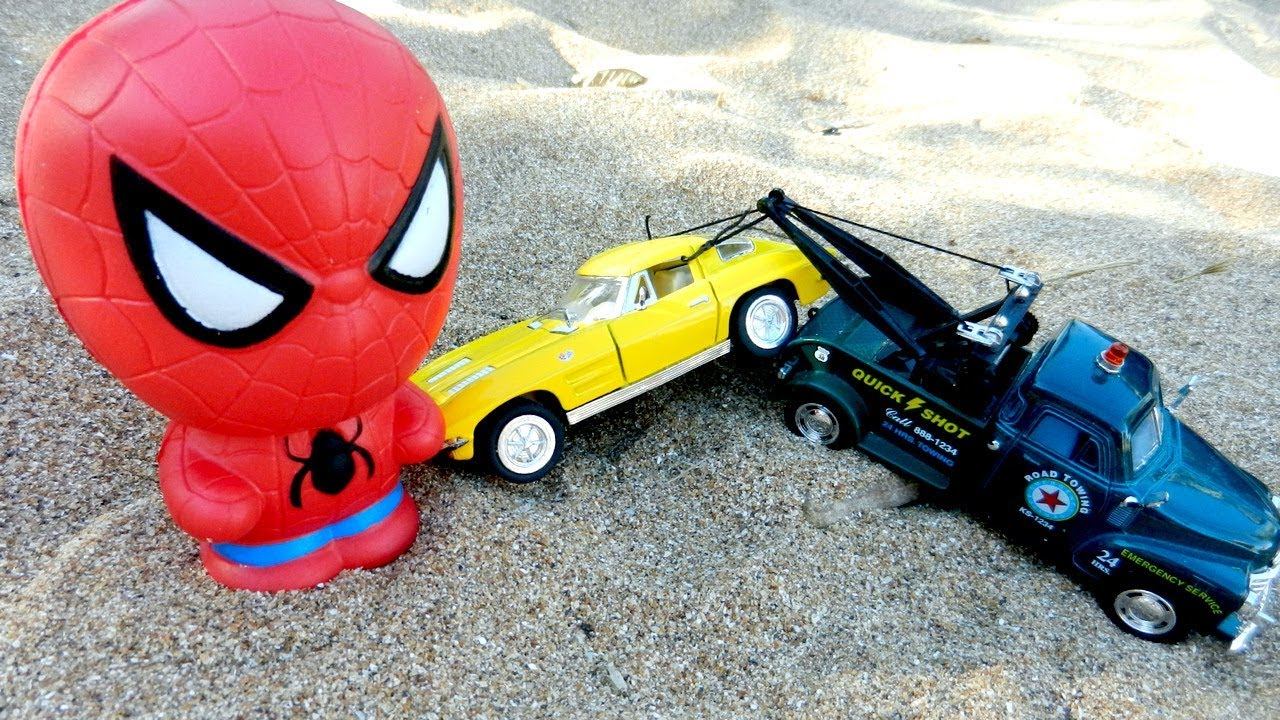 Игрушечные машины на пляже и эвакуатор. Видео с машинами для детей смотреть онлайн