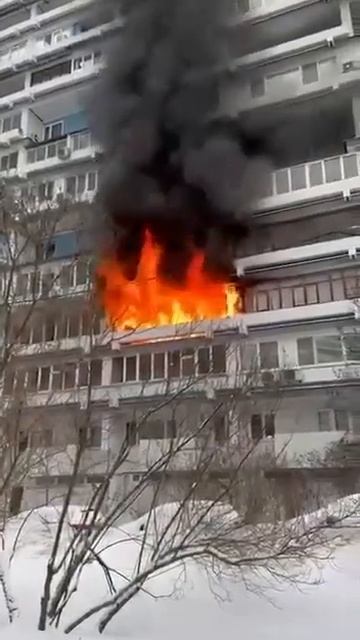 Сильный пожар в жилом доме на юге Москвы. смотреть онлайн