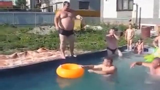 Толстый мужчина прыгает в бассейн:) смотреть онлайн