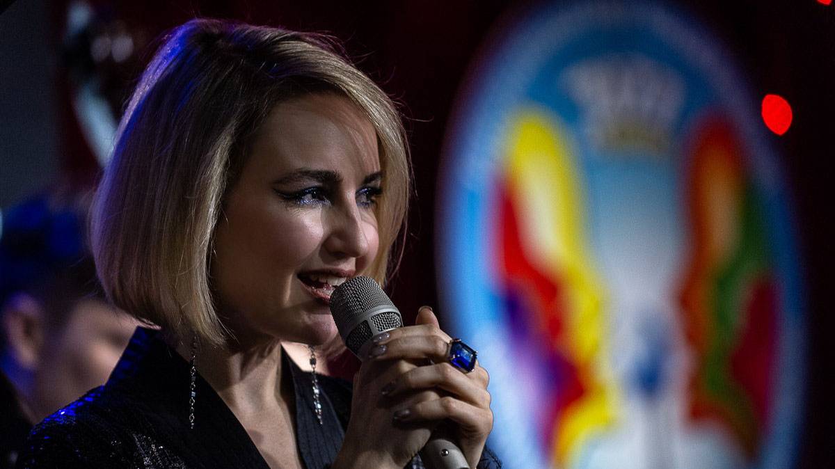 002 WHATEVER LOLA  WANTS