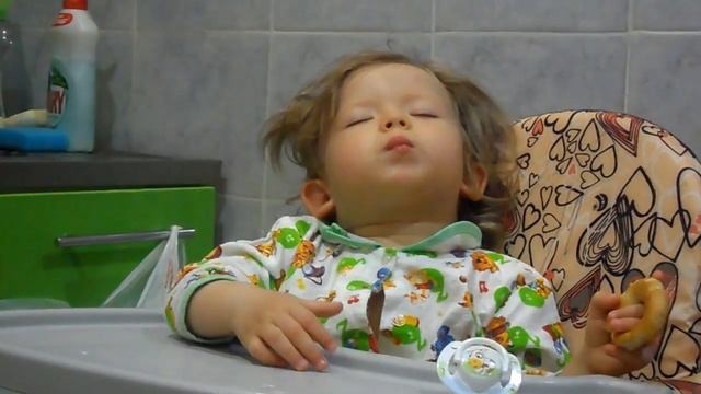 Приколы с детьми. Пока не съем сушку - не засну!! Ребенок ложиться спать - умора!! Нижневартовск смотреть онлайн