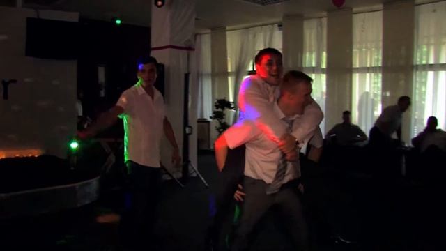 Жених скачет на свидетеле