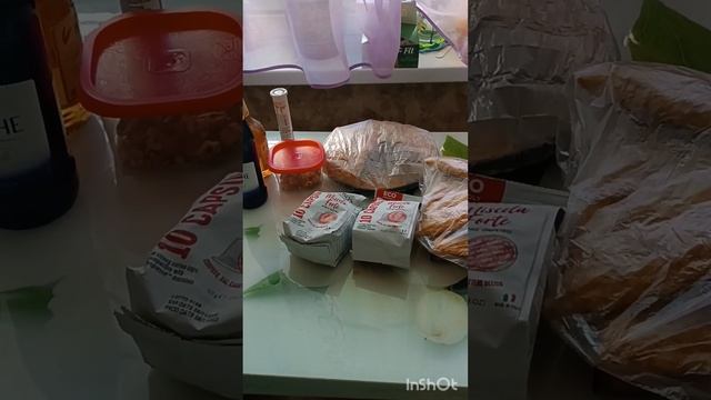 Поход в магазин за кормом, но купила кучу как всегда.