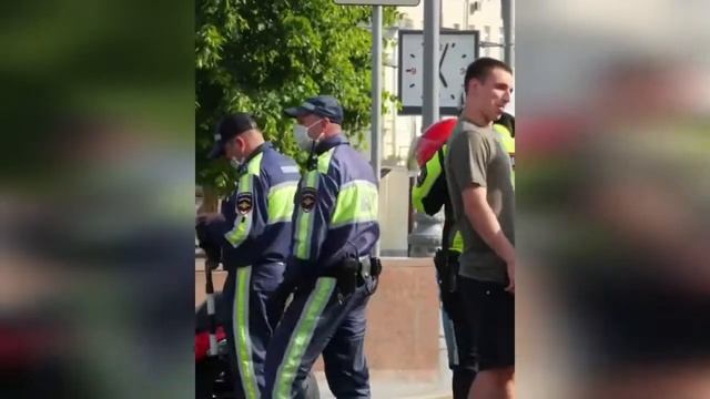ЛИТВИН С ДРУГОМ НАЧАЛ ОРАТЬ НА ВСЮ УЛИЦУ И СПУГНУЛ ЛЮДЕЙ смотреть онлайн
