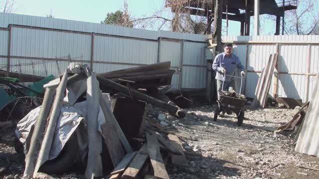 Навожу порядок третий день// Сделал мостик через трубу// Поколол дрова. смотреть онлайн