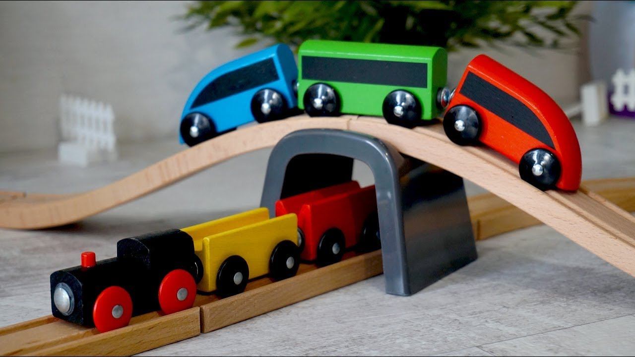 Деревянная железная дорога и игрушечный паровоз. Игрушки для детей смотреть онлайн