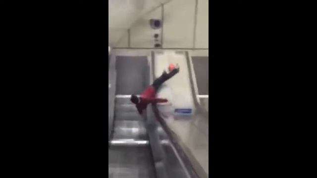 Приколы Подборка Приколов на эскалаторе смотреть онлайн