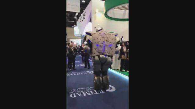 Робот на выставке в Дубаи ОАЭ смотреть онлайн