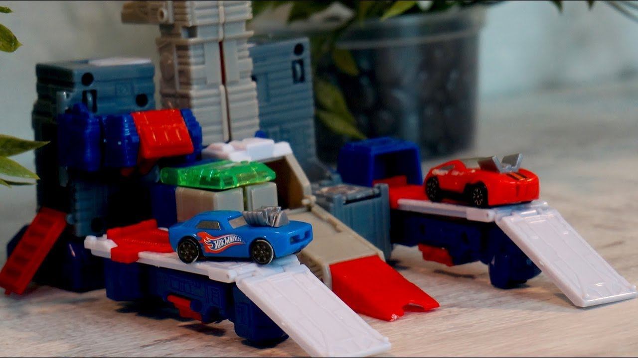 Игрушечные машинки и Робот - трансформер. Парковка. Видео для детей смотреть онлайн