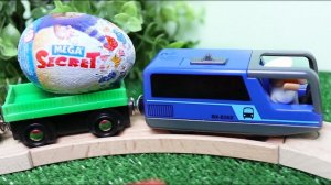 Видео с игрушками. Игрушечная железная дорога и поезда. Новый мост