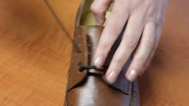 How to ‘gap lace’ a Derby shoe смотреть онлайн