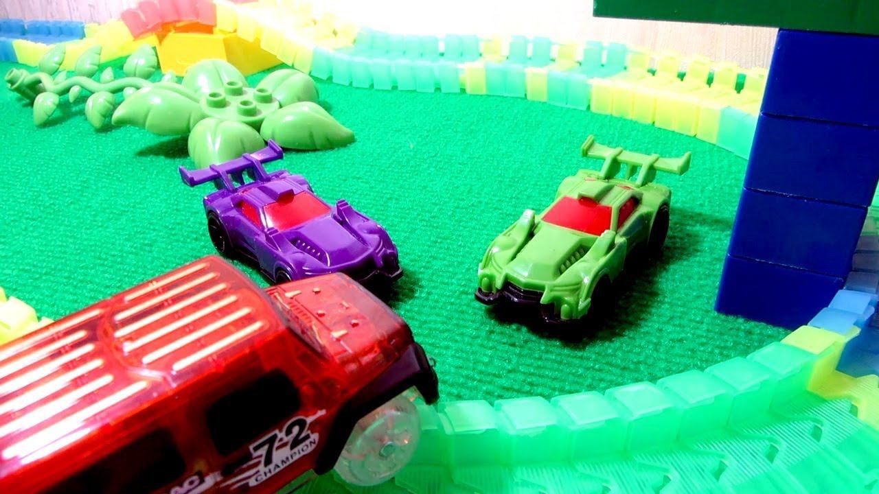 Гибкий Трек и гонки на трассе. Игрушечные машинки. Видео для детей смотреть онлайн
