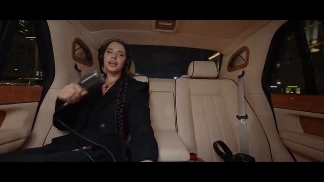MIRAVI исполнила песню Мир в MC TAXI с Бастой смотреть онлайн