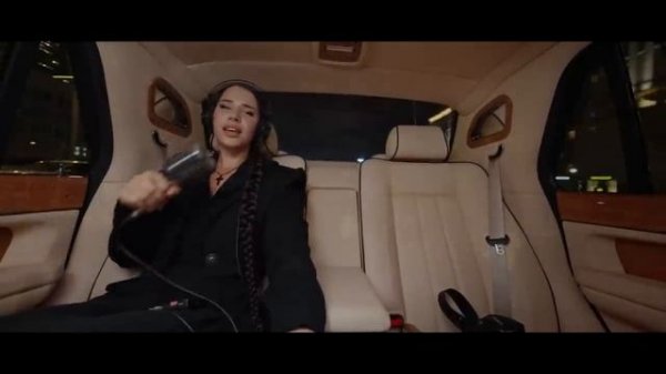 MIRAVI исполнила песню Мир в MC TAXI с Бастой