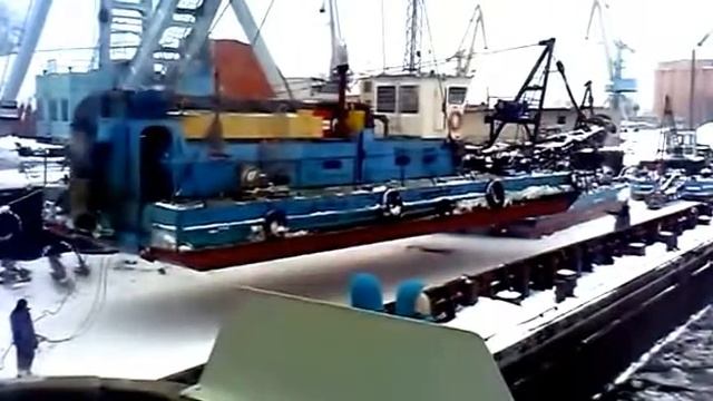 Упал плав кран и береговой кран следом на баржу .Fell melting crane and coast crane on a barge afte смотреть онлайн
