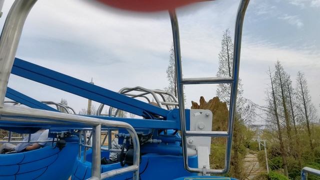 Один из аттракционов в в Даляньском парке развлечений Discovery Kingdom, г. Далянь