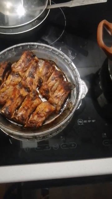 Лучше нет в домУ обеда, чем свиные рёбра с хлебом