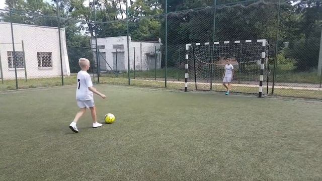 ⚽ ЧЕЛЛЕНДЖ СТАРШИЙ БРАТ ПРОТИВ УКРАИНСКОГО МЕССИ 1 НА 1⚽ FOOTBALL CHALLENGE  1 VS 1