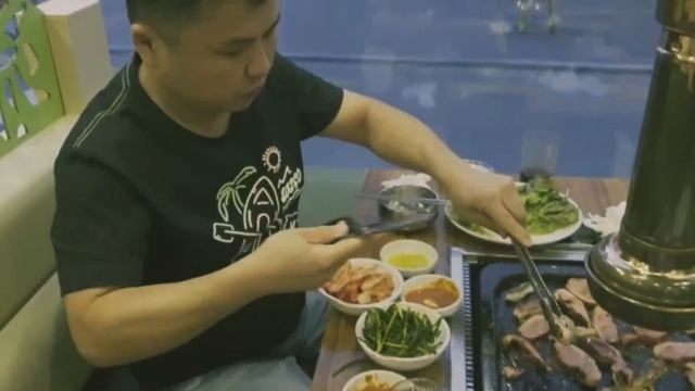 Жизнь в Корее. Жарим мясо. #жизньвкорее #мясо #lifeinkorea #grill #grilledmeat #restaurant #korea смотреть онлайн
