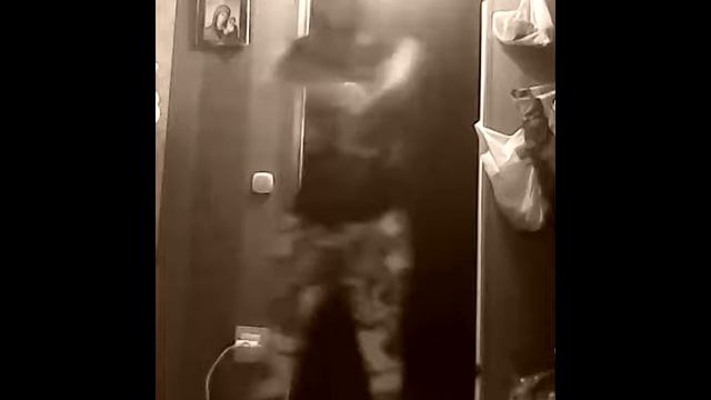 Девушка прикольно танцует))) смотреть онлайн