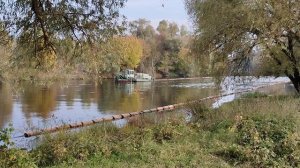 Земснаряд проводит работы по очистке русла реки.