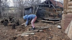 Разбираем баню в доме. Расчищаю завал!