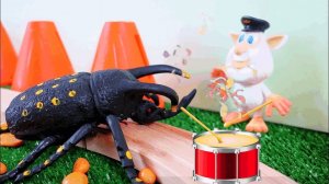 Буба на паровозе. Деревянная железная дорога. Жук на дороге