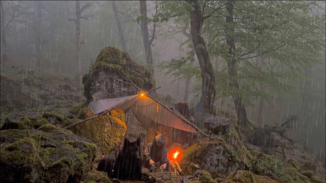 Попавший в грозу под скалами - Выживание под проливным дождем смотреть онлайн