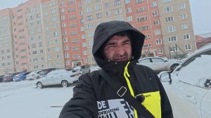 Сафар сегодня  весь в делах. Дачу засыпало снегом.