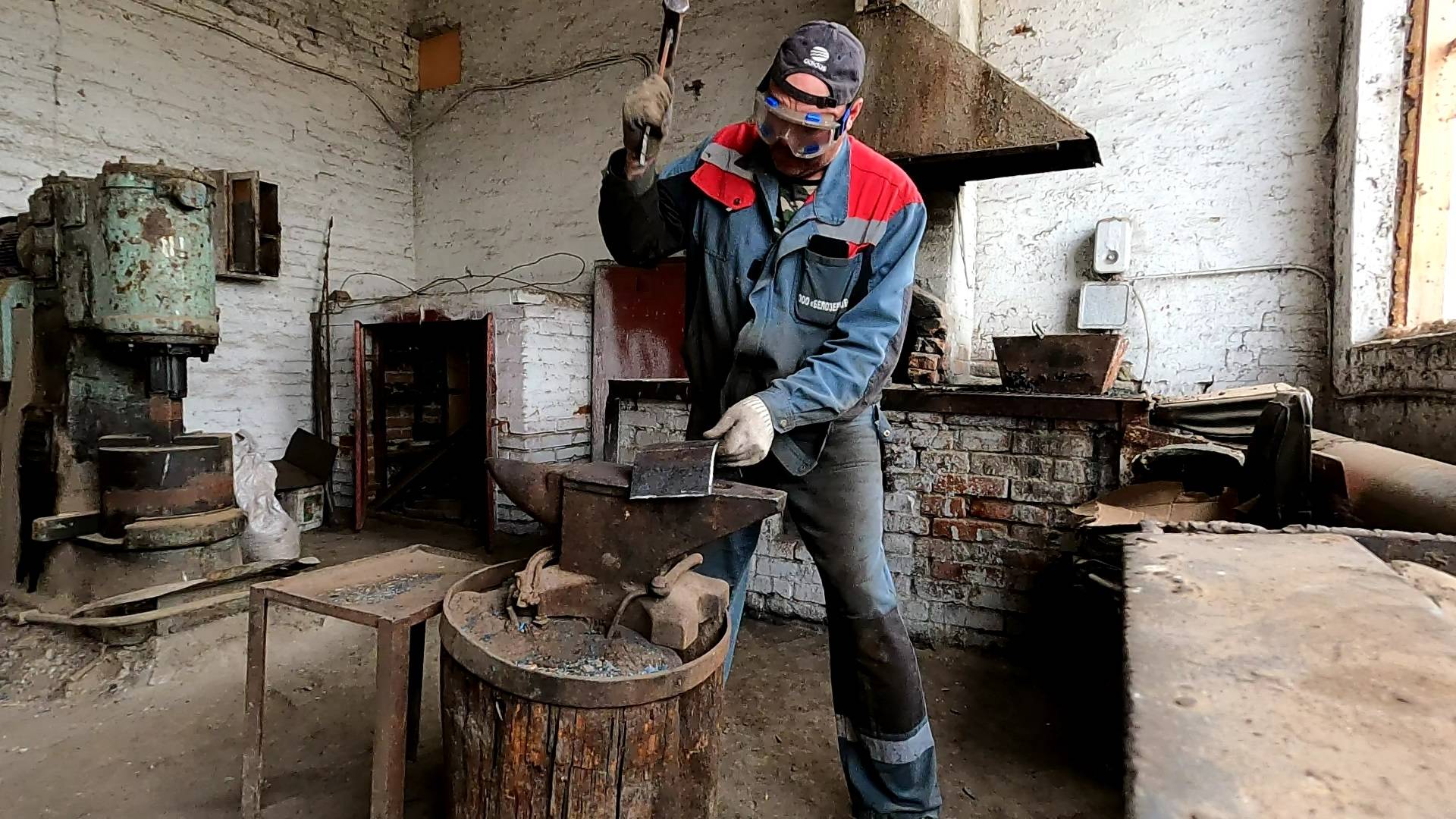 Кузнец отлучился не надолго, хорошо хоть молот и наковальню оставил! смотреть онлайн