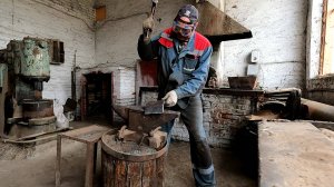 Кузнец отлучился не надолго, хорошо хоть молот и наковальню оставил!