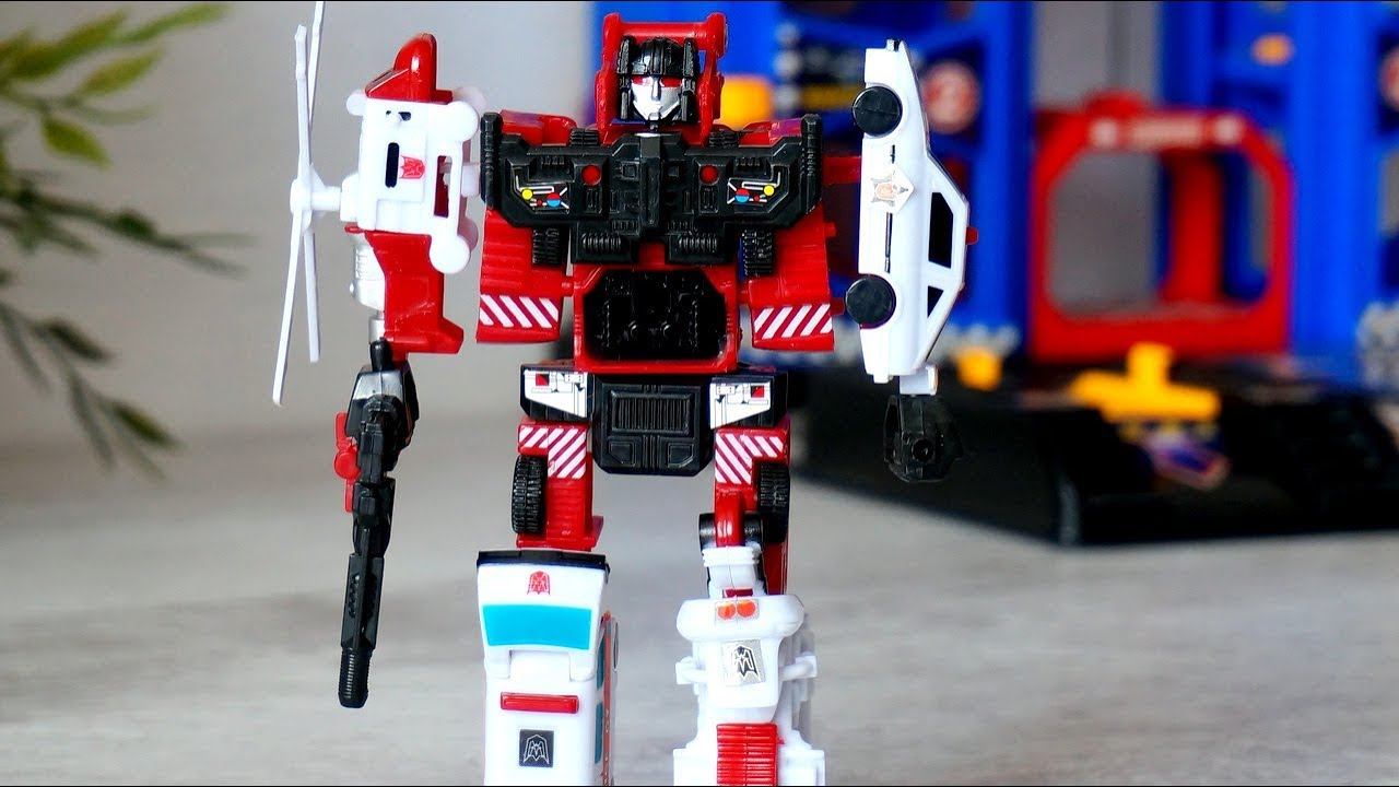 Робот - Трансформер из скорой, пожарной и полицейской машин. Игрушки смотреть онлайн