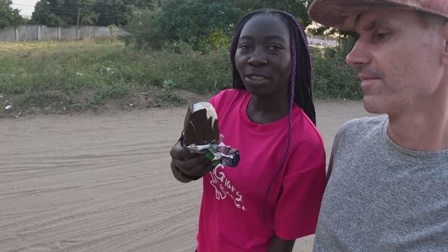 РУССКОМУ 47 ЛЕТ ЖИВЁТ С АФРИКАНКОЙ ей 20 ЛЕТ ГОТОВИМ НА ДРОВАХ БЕЗ ГАЗА в КЕНИИ / ВИЗИТ АЛИСЫ К НАМ смотреть онлайн