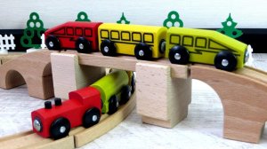 Деревянная железная дорога и игрушечный паровоз. Игрушки для детей