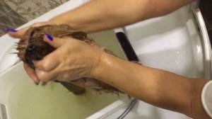 Красотка купается в душе!